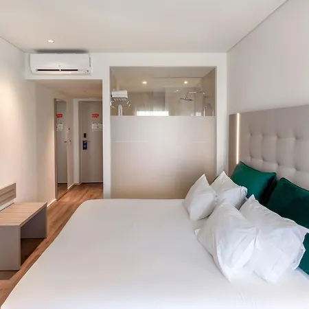 Oporto Airport & Business 4* Maía