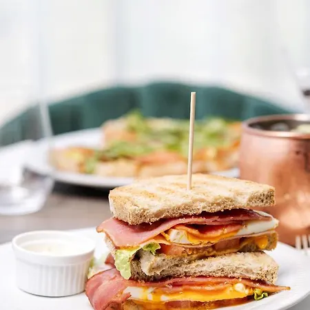 Oporto Airport & Business Hotel 4*